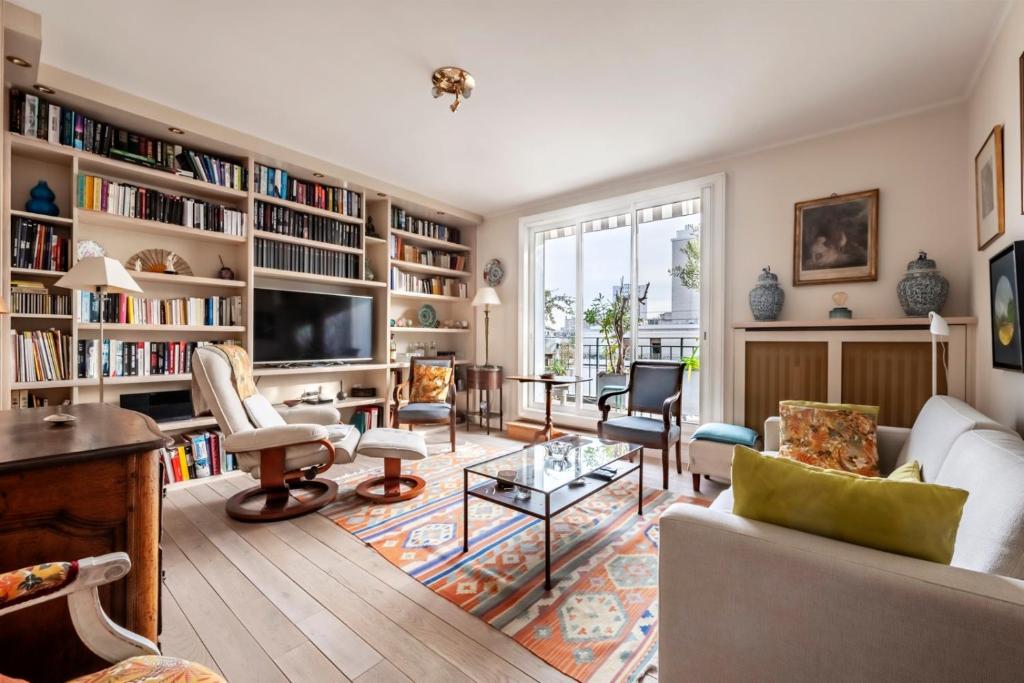 un salon avec de nombreuses étagères dans l'établissement Veeve - Hidden Heaven, à Paris