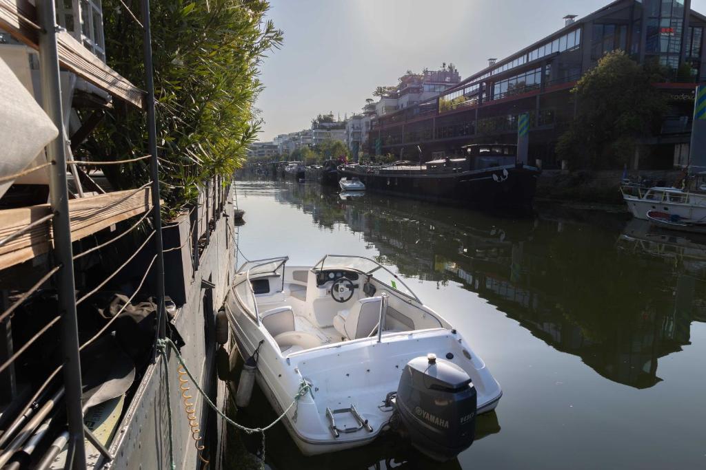 una barca è legata in un canale di Charming and spacious apartment Hauts de Seine a Issy-les-Moulineaux