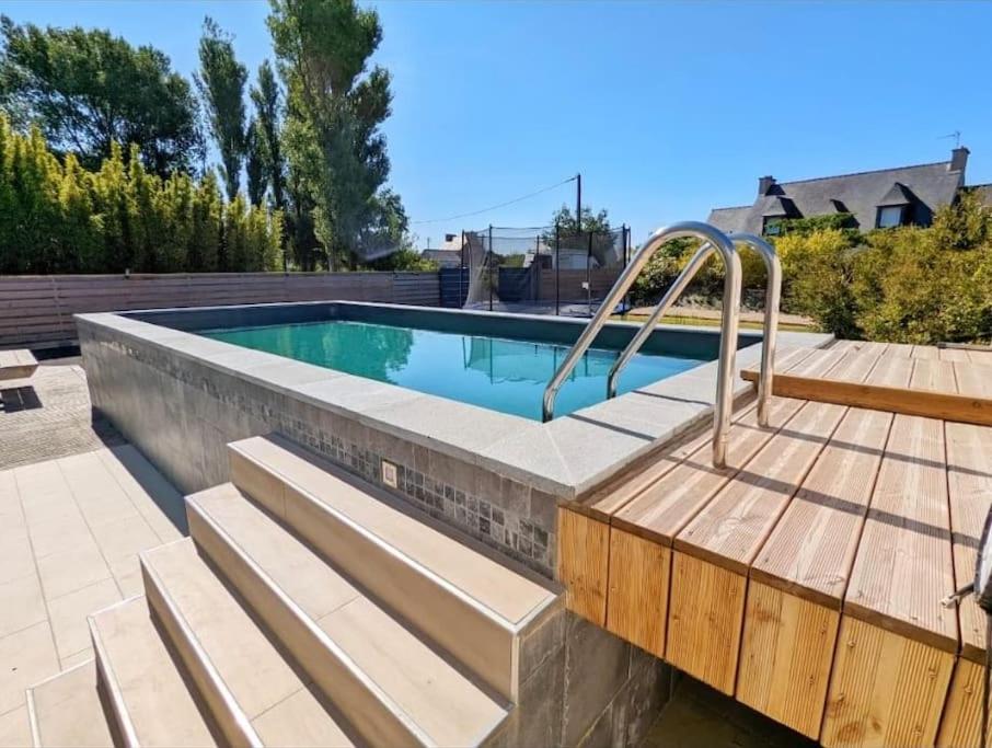 une piscine avec un escalier menant à une piscine dans l'établissement Ty inizi : Maison avec piscine, à Kerlouan