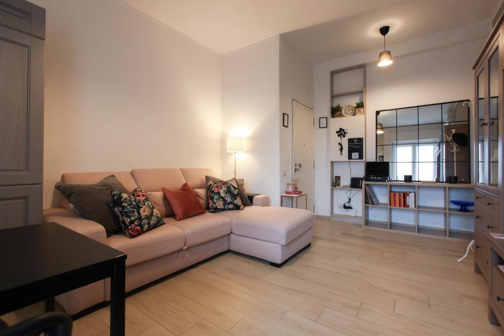 ein Wohnzimmer mit einem Sofa und einem Tisch in der Unterkunft Splendido Bilocale sul Naviglio Grande in Corsico