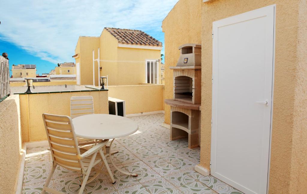 a small balcony with a table and chairs on a building at Bungalow Gran Alacant in Gran Alacant