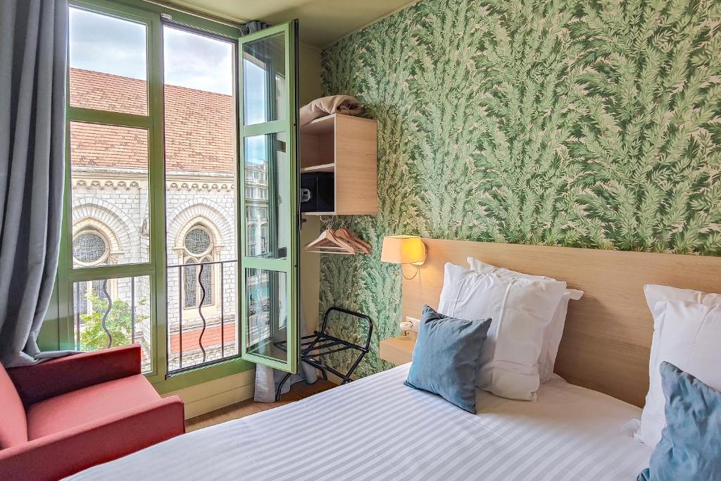 
Superior Room with Notre Dame view
