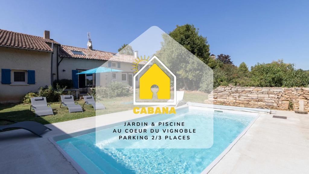 - un panneau à côté d'une piscine avec une maison dans l'établissement Cabana & Aux pieds des Vignes - Proche Mâcon Nord, à Péronne