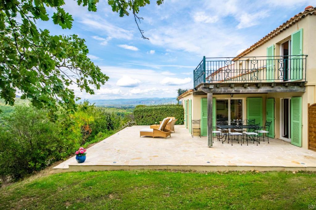 ein Haus mit einer Terrasse und einem Balkon in der Unterkunft Esprit du Sud Fionna in Roquebrune-sur-Argens