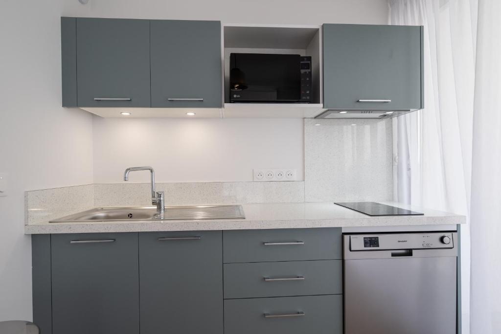 Kuchyň nebo kuchyňský kout v ubytování MY Hôtel Résidences - La Grande-Motte