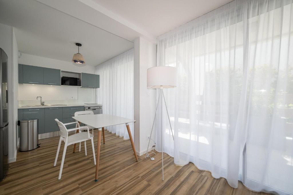 Kuchyň nebo kuchyňský kout v ubytování MY Hôtel Résidences - La Grande-Motte