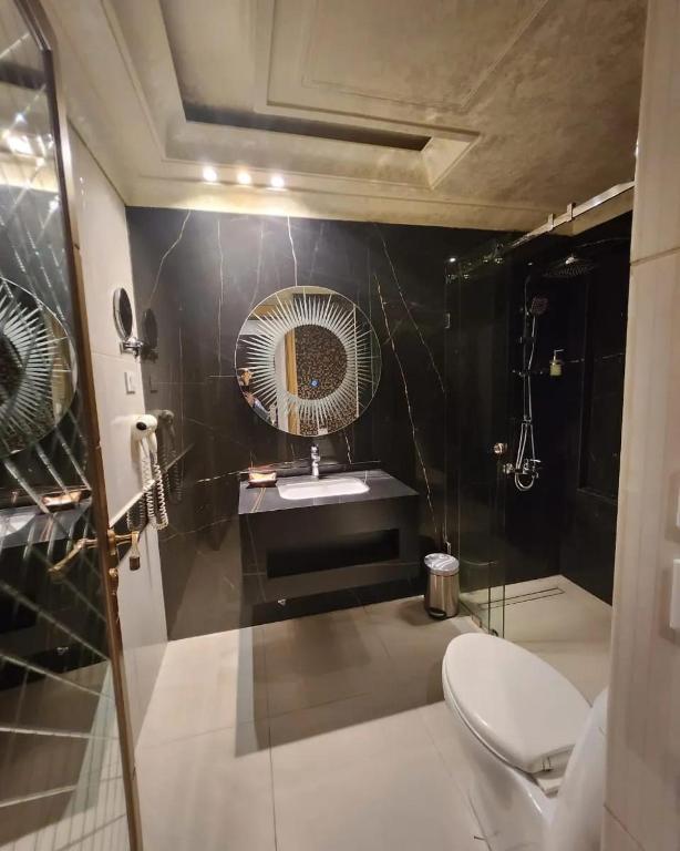 Koupelna v ubytování Q Hotel