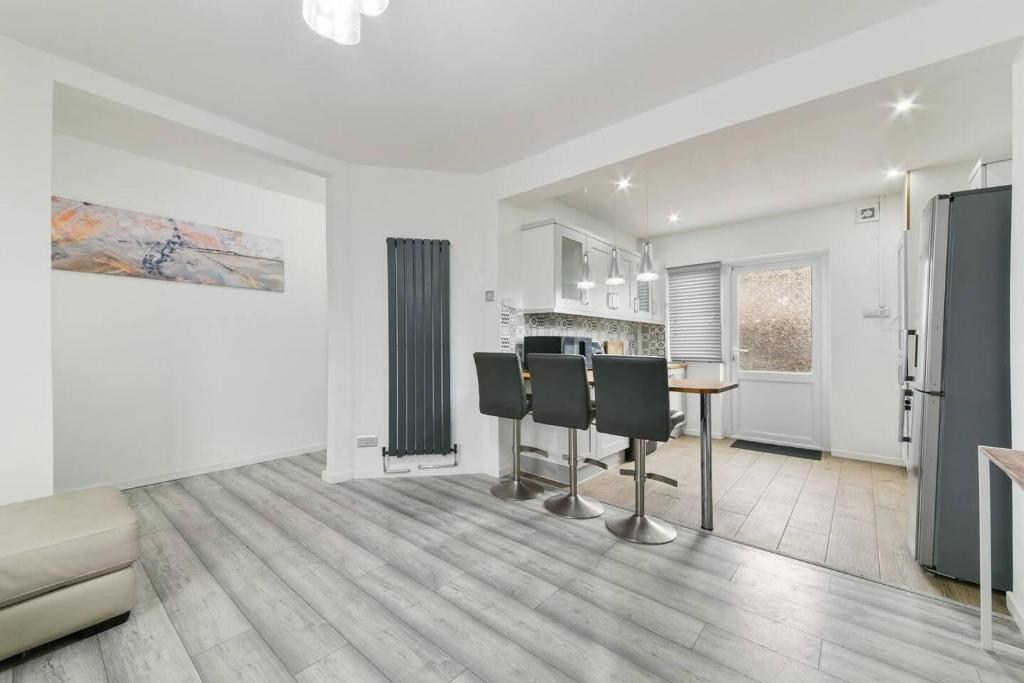 a kitchen and living room with a table and chairs at Beckenham Place - Free Parking - Self Check-in in Bromley