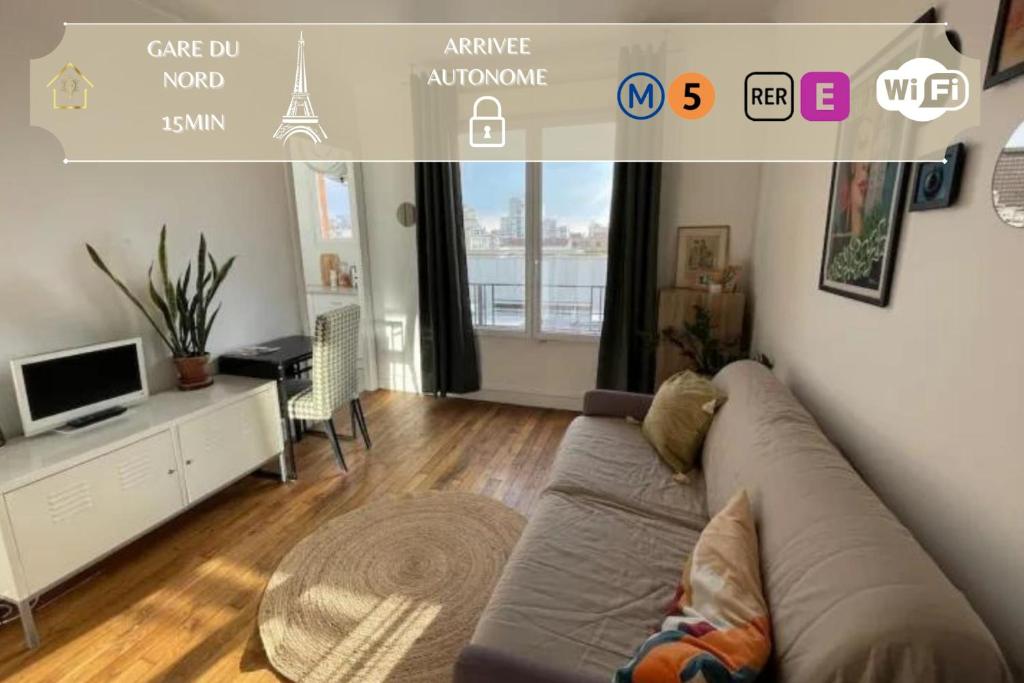 uma sala de estar com um sofá e uma televisão em Peaceful studio nearby Paris em Pantin