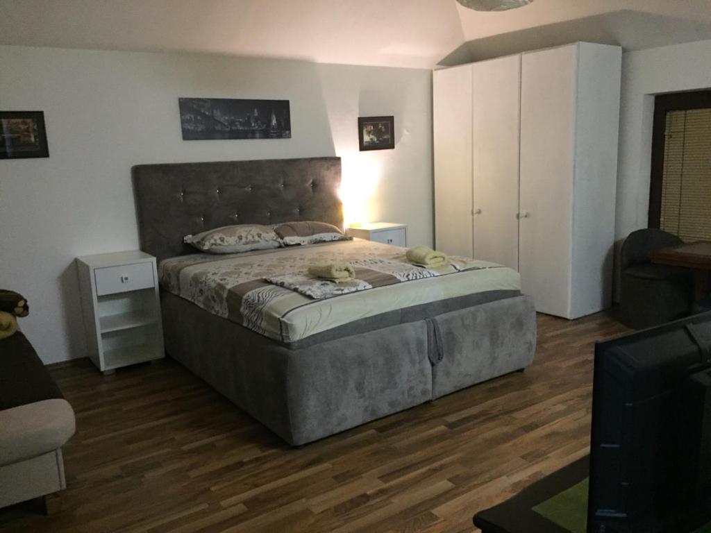 Ένα ή περισσότερα κρεβάτια σε δωμάτιο στο Apartman Birboni Pul ZEMUN