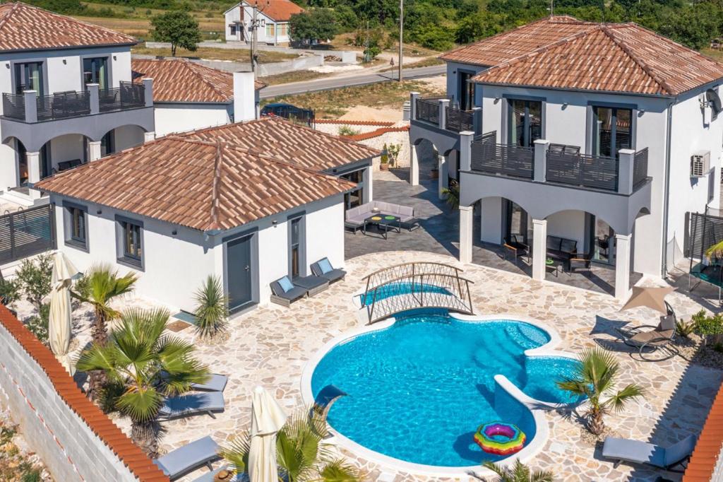 una vista aérea de una villa con piscina en Villa Dalmatinac i Dalmatinka with heated pool, en Murvica