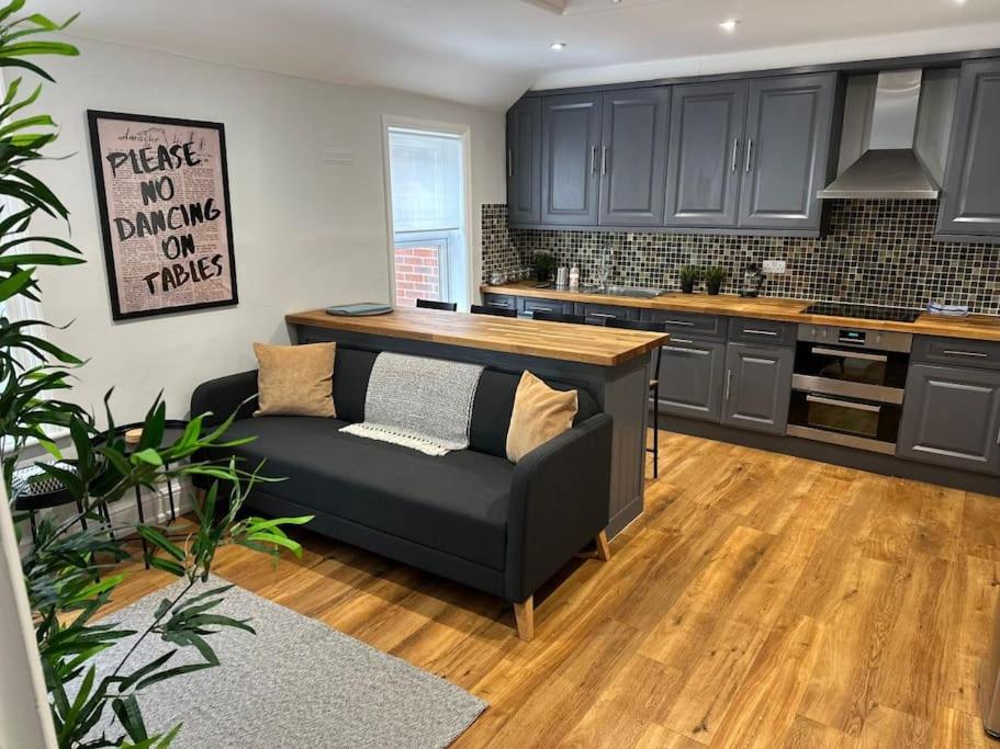 sala de estar con sofá en la cocina en High Wycombe Centre- 2 bed flat en Buckinghamshire