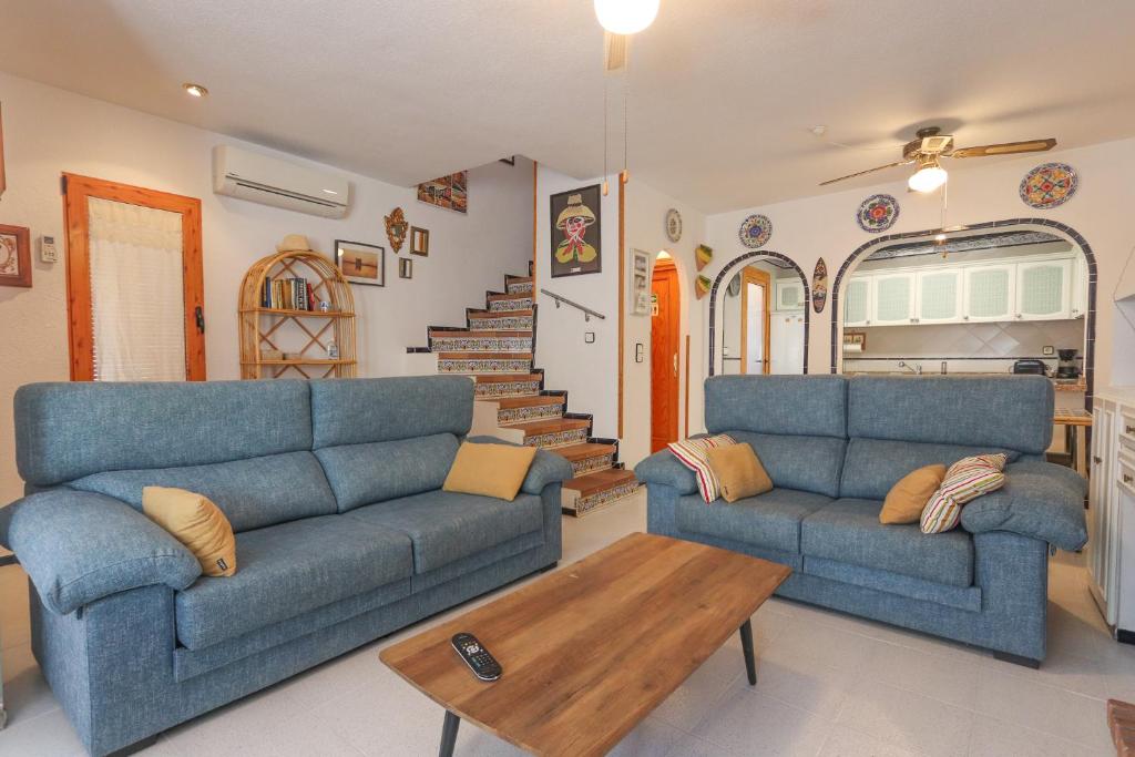 un soggiorno con 2 divani blu e un tavolino da caffè di 018 - Costa Hispania I - 264 - comfortHOLIDAYS a Gran Alacant