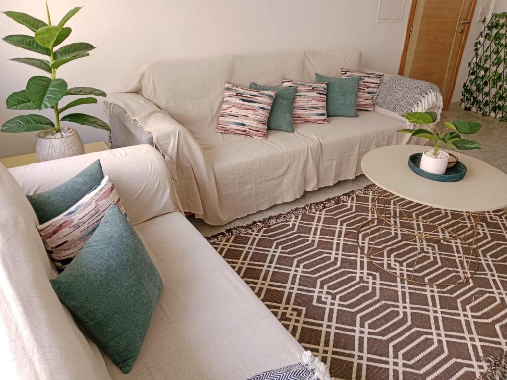 uma sala de estar com um sofá e uma mesa em Le cocon de Mariem à El Kantaoui em Port El Kantaoui