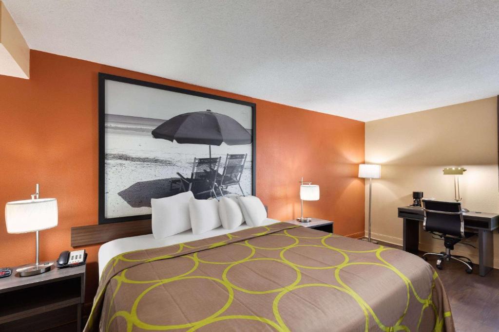 Postel nebo postele na pokoji v ubytování Super 8 by Wyndham Myrtle Beach/Market Common Area