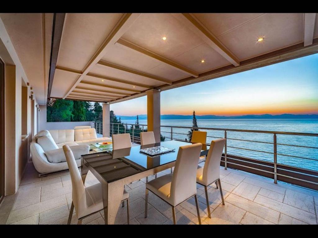 una sala da pranzo con vista sull'oceano di Corfu Dream Holidays Villa a Perama