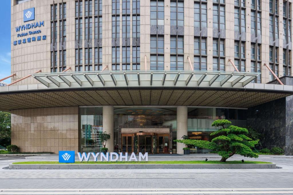 un edificio con una señal delante de él en Wyndham Foshan Shunde en Shunde