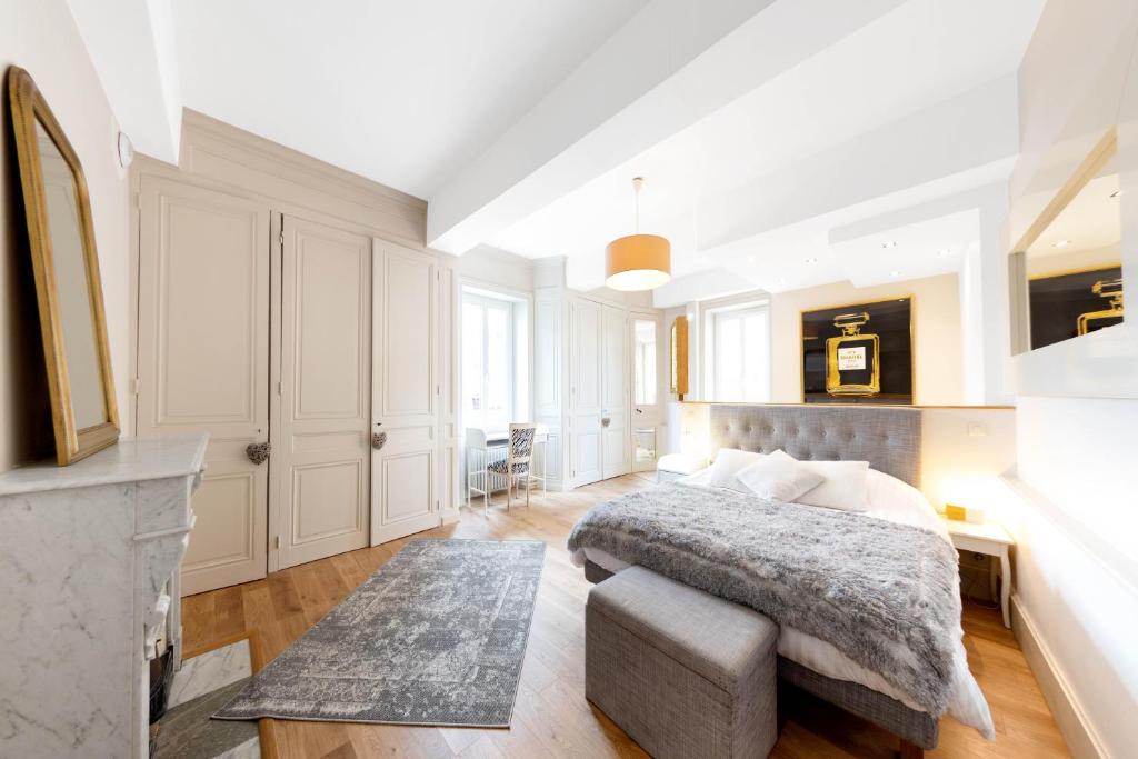 1 dormitorio grande con 1 cama y 1 sofá en Château Coraline, 