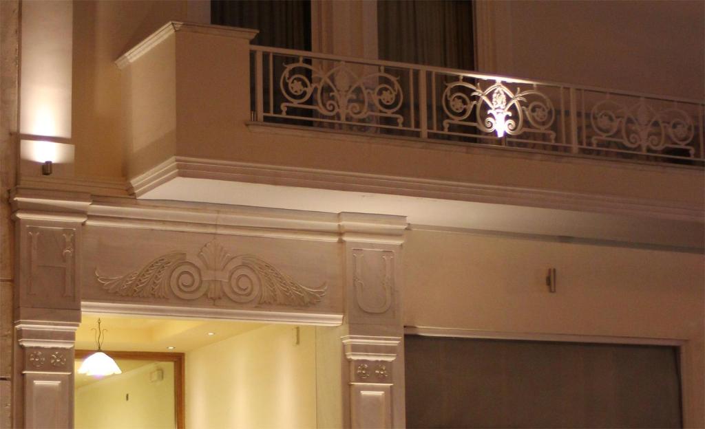 - un balcon avec une balustrade dans un bâtiment dans l'établissement Hotel Urania, à Prévéza