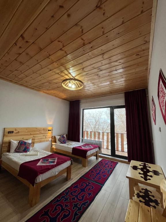 Postel nebo postele na pokoji v ubytování Guest House Jekshen