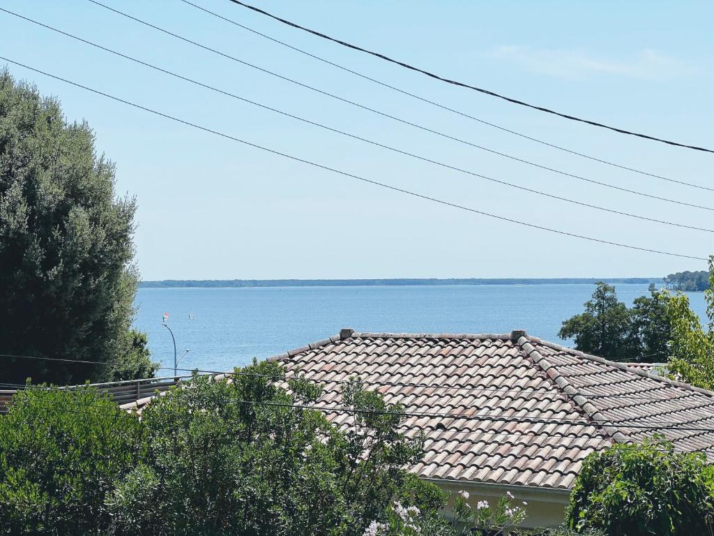 Photo de la galerie de l'établissement Maison avec vue panoramique lac (classée 4*), à Lacanau