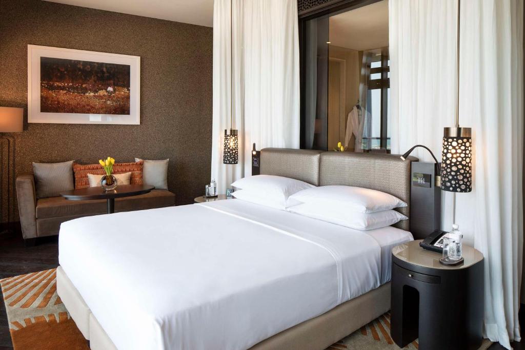 Postel nebo postele na pokoji v ubytování Grand Hyatt Abu Dhabi Hotel & Residences Emirates Pearl