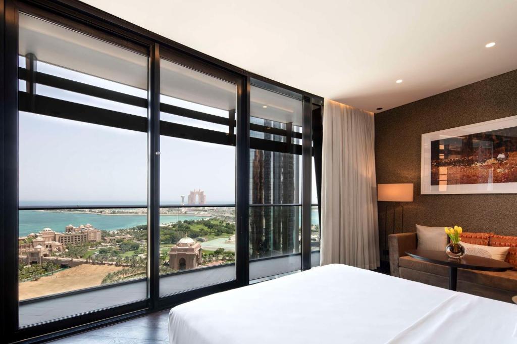 Postel nebo postele na pokoji v ubytování Grand Hyatt Abu Dhabi Hotel & Residences Emirates Pearl