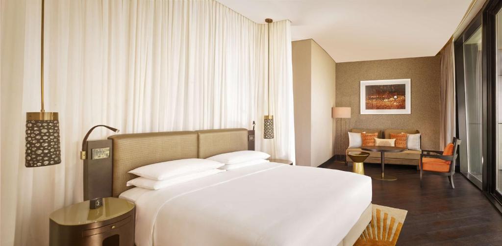 Postel nebo postele na pokoji v ubytování Grand Hyatt Abu Dhabi Hotel & Residences Emirates Pearl