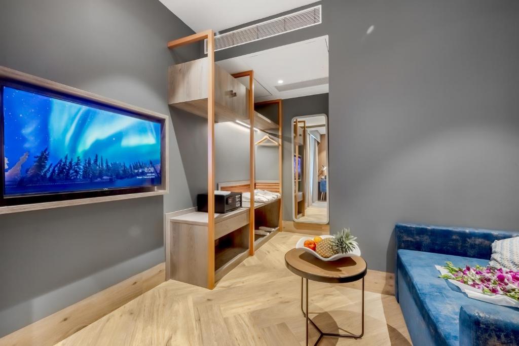TV a/nebo společenská místnost v ubytování Clarion Hotel Ocean Palms Goa