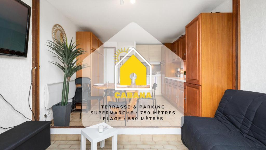 un salon avec un canapé et une table dans l'établissement Cabana & Cap'Studio, au Cap d'Agde