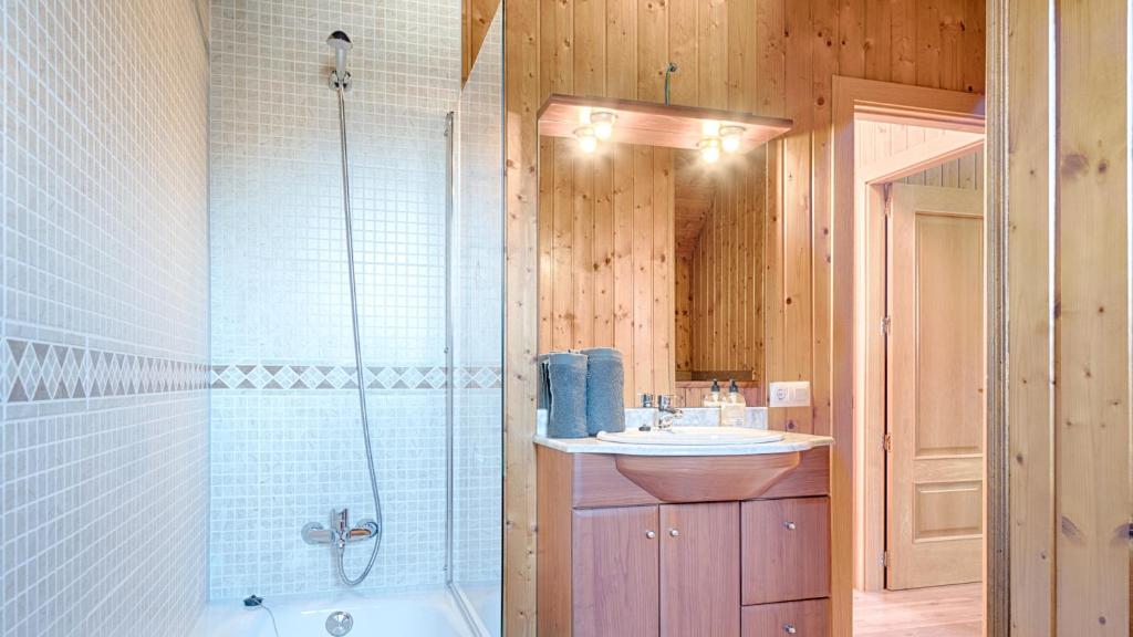 Koupelna v ubytování Saplan Real Estate DUPLEX LONGUERA