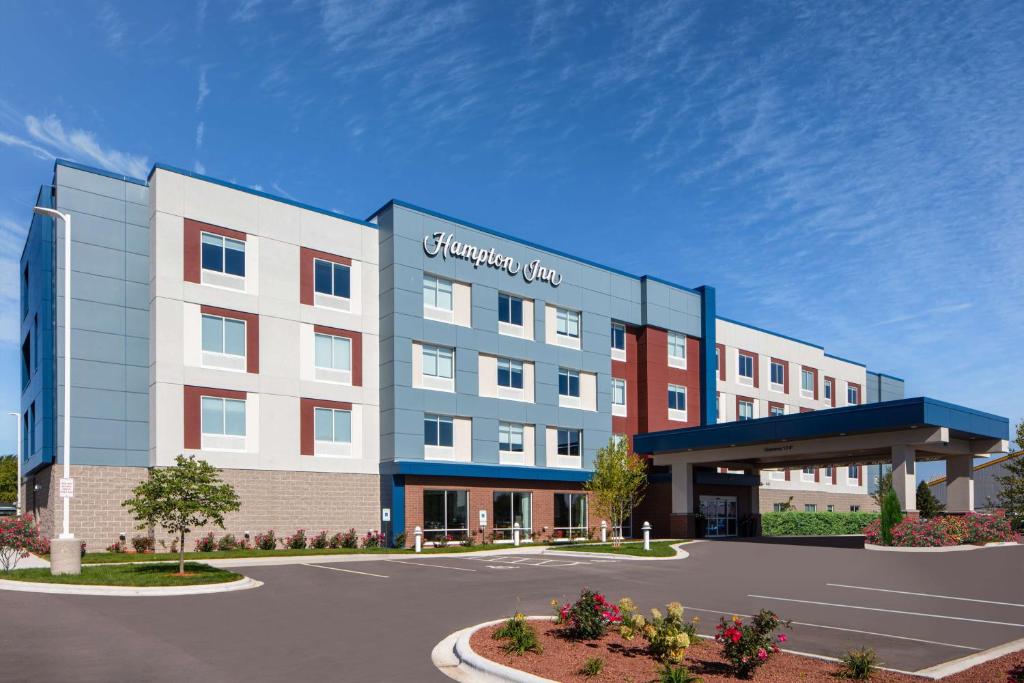 a rendering of a hotel building with a parking lot at Hampton Inn Green Bay Stadium, Wi in Green Bay