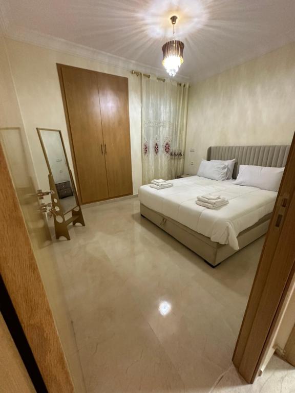 1 dormitorio con 1 cama blanca grande en una habitación en Luxury AÏDA FLAT, en Tánger