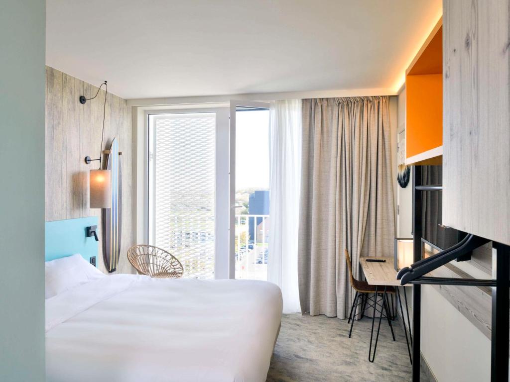 Postel nebo postele na pokoji v ubytování ibis Styles Bredene