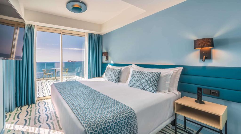 Postel nebo postele na pokoji v ubytování Barceló Benidorm Beach - Adults Recommended