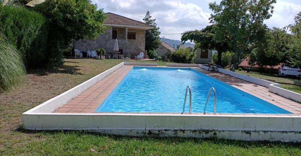 una piscina en el patio trasero de una casa en LA CAMELIA, en Pontevedra