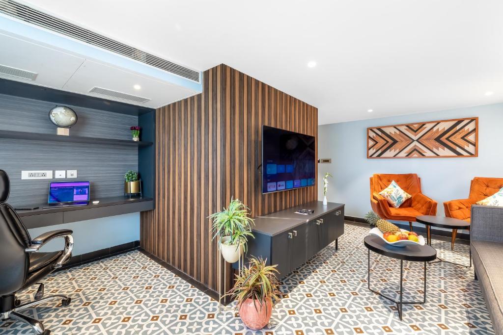 TV a/nebo společenská místnost v ubytování Clarion Hotel Ocean Palms Goa