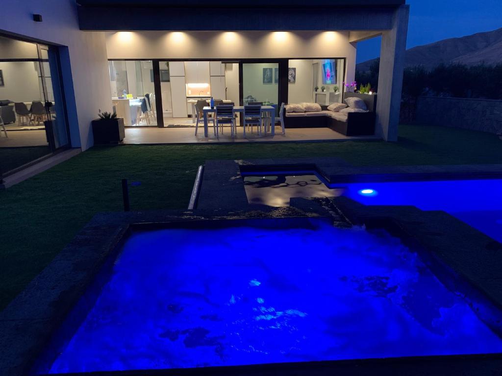 uma casa com piscina à noite em Villa Laian Branded Residensed em Triquivijate