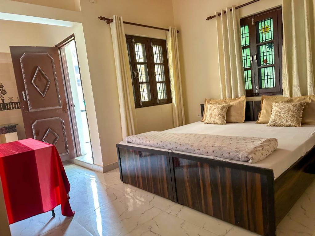 ein Schlafzimmer mit einem großen Bett mit einem Holzrahmen in der Unterkunft Leela Hatha in Rishikesh