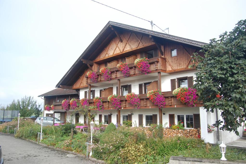 un edificio con flores a un lado. en Gästehaus Stefanie, en Schwangau