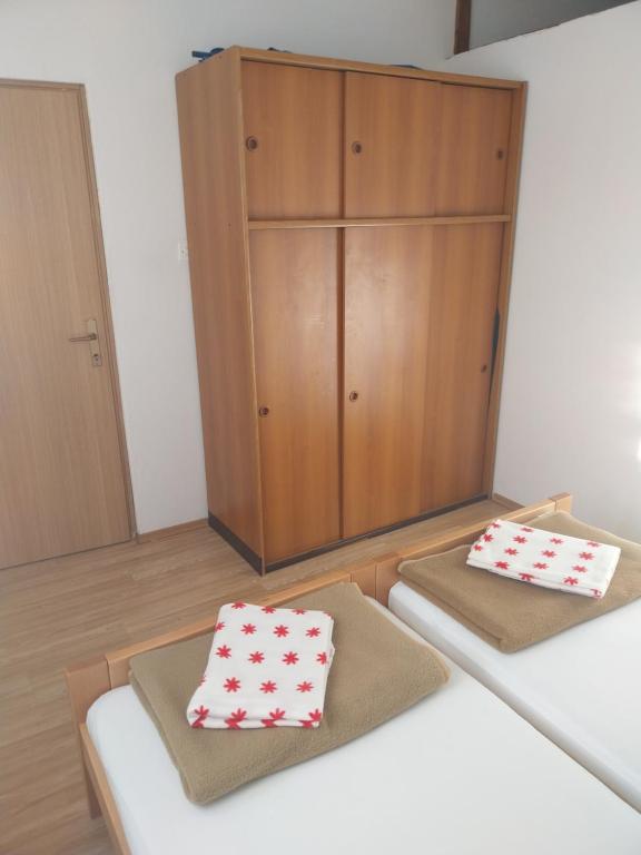 Łóżko lub łóżka w pokoju w obiekcie Apartmani Mile