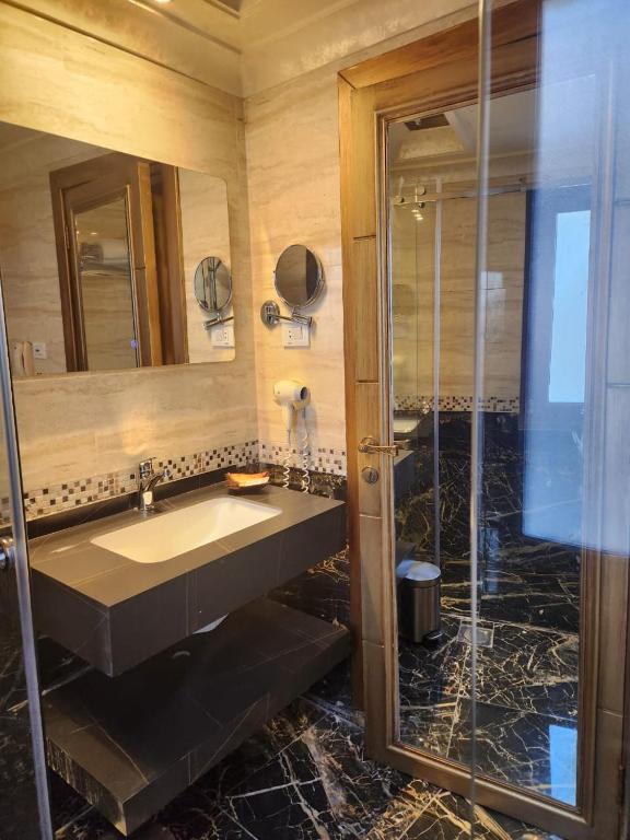 Koupelna v ubytování Q Hotel
