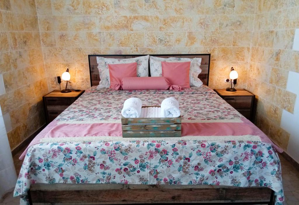 1 dormitorio con 1 cama grande con almohadas rosas en Home Sweet Home Milos en Triovasálos
