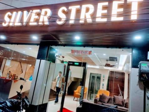 una tienda con un cartel que dice calle plateada en Hotel Silver Street, en Nueva Delhi