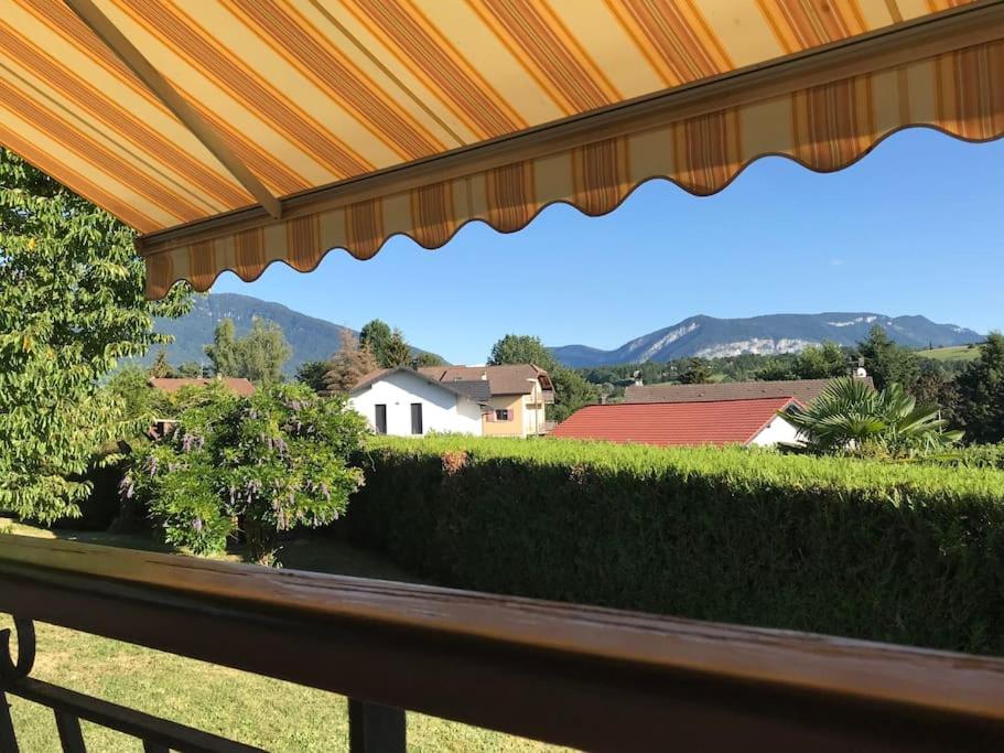 una vista de una casa desde un porche con un seto en Comme chez Mamie, maison entière 1-6 personnes, en Alby