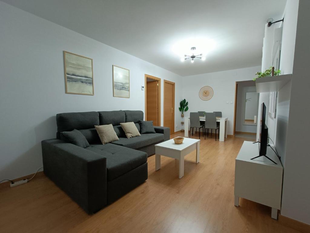 艾拉斯蒂耶羅的住宿－Apartamento La Planchada，客厅配有沙发和桌子