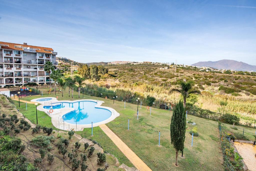 een luchtzicht op een zwembad in een resort bij Manilva Playa 2444 in Manilva