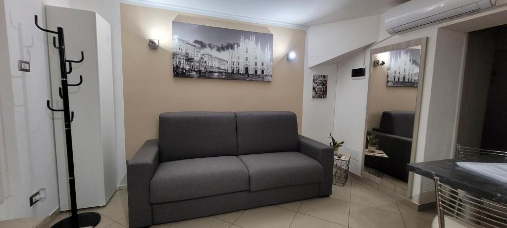 - un salon avec une chaise dans l'établissement Pretty Home Rozzano, à Rozzano