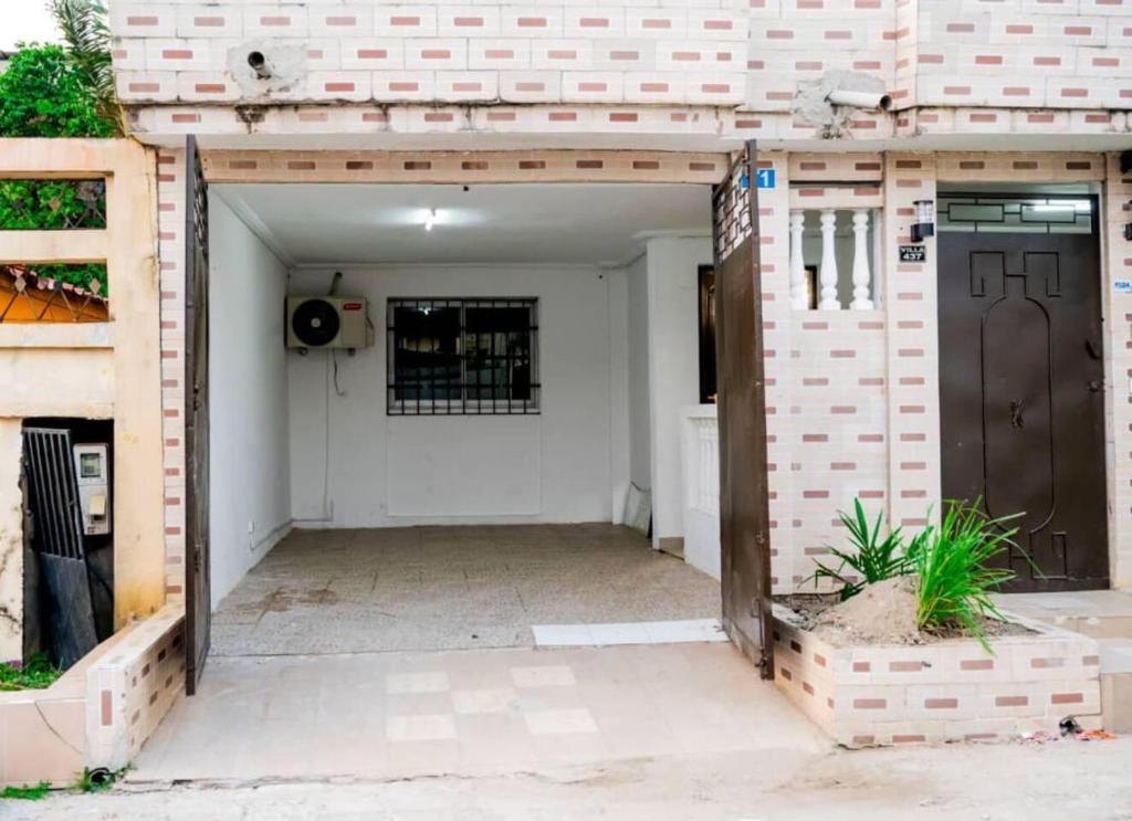 un garage ouvert avec une porte dans un bâtiment dans l'établissement Stunning 4-Bed Villa in cocody engre Abidjan, à Cocody