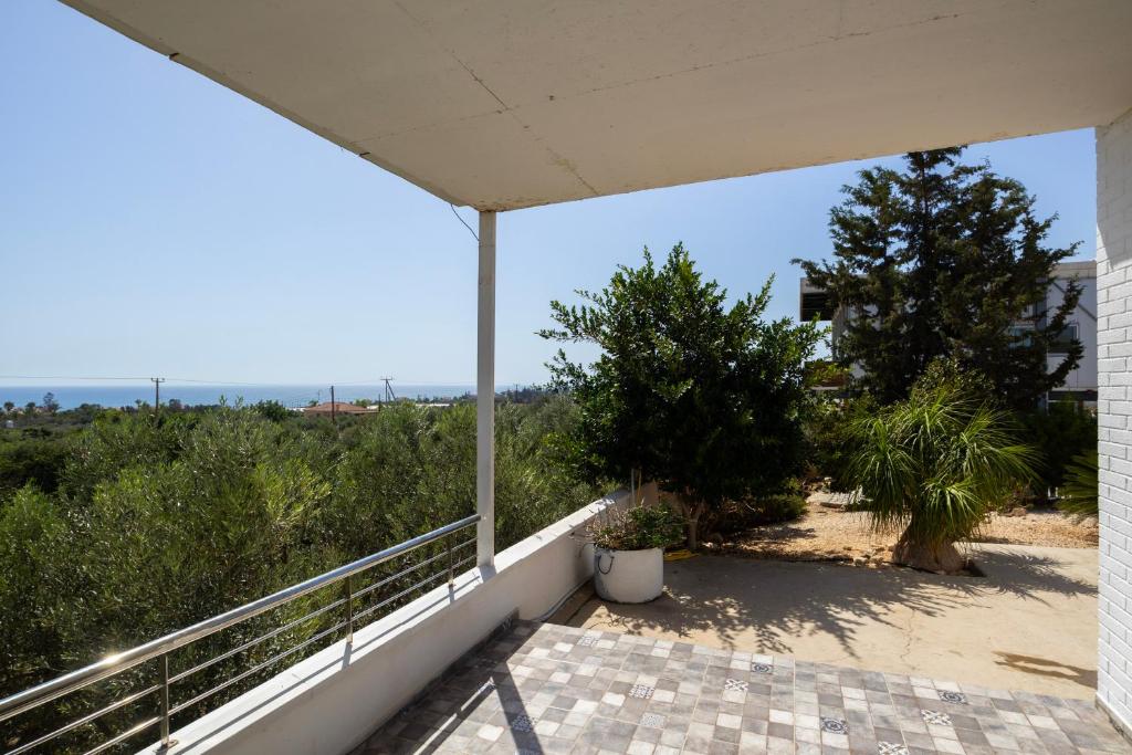 een balkon van een huis met uitzicht op de oceaan bij Captivating 2-Bed House in Alaminos